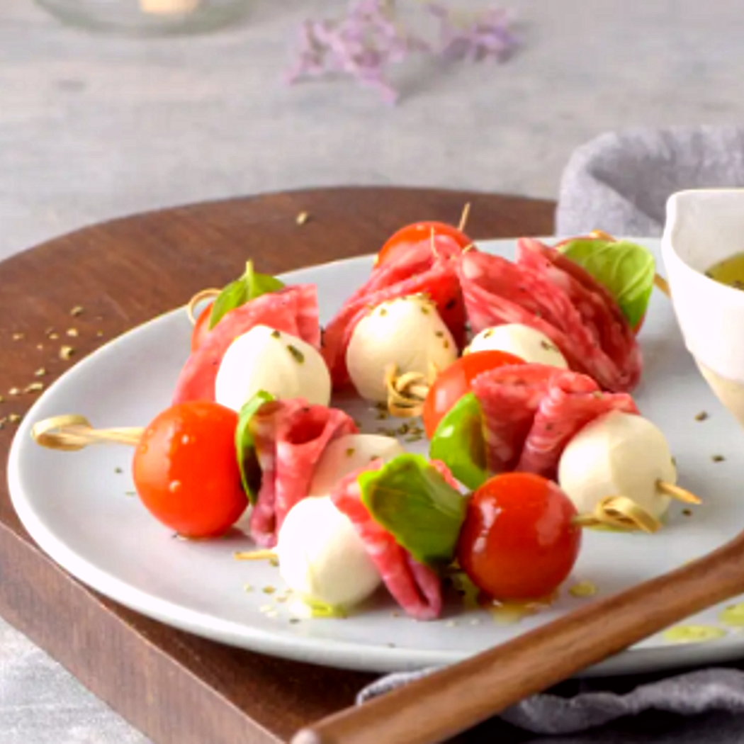 Spiedini di Capodanno con mozzarella e salsiccia chorizo