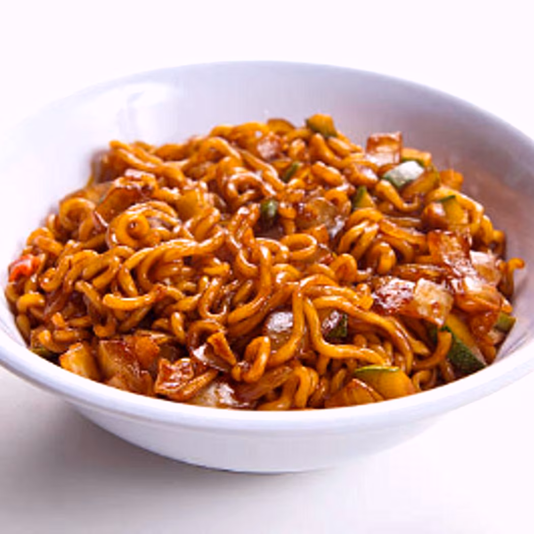 Koreański makaron "Jajangmyeon" z wieprzowiną i pastą fasolową