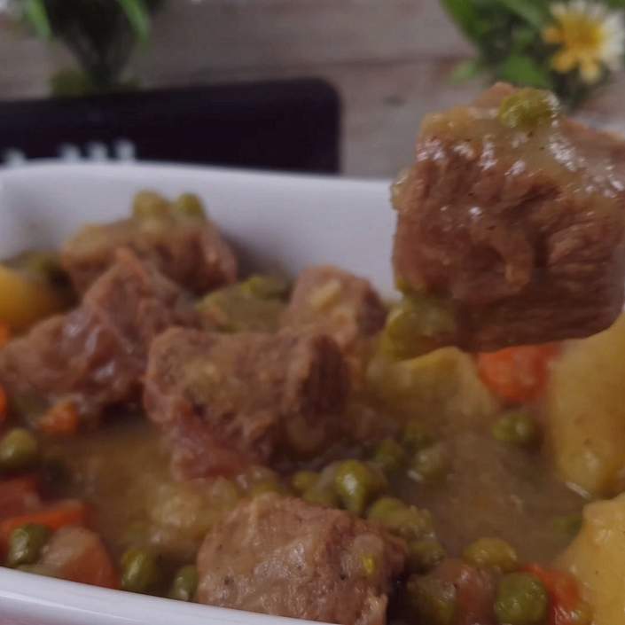 Spezzatino di vitello con patate e piselli