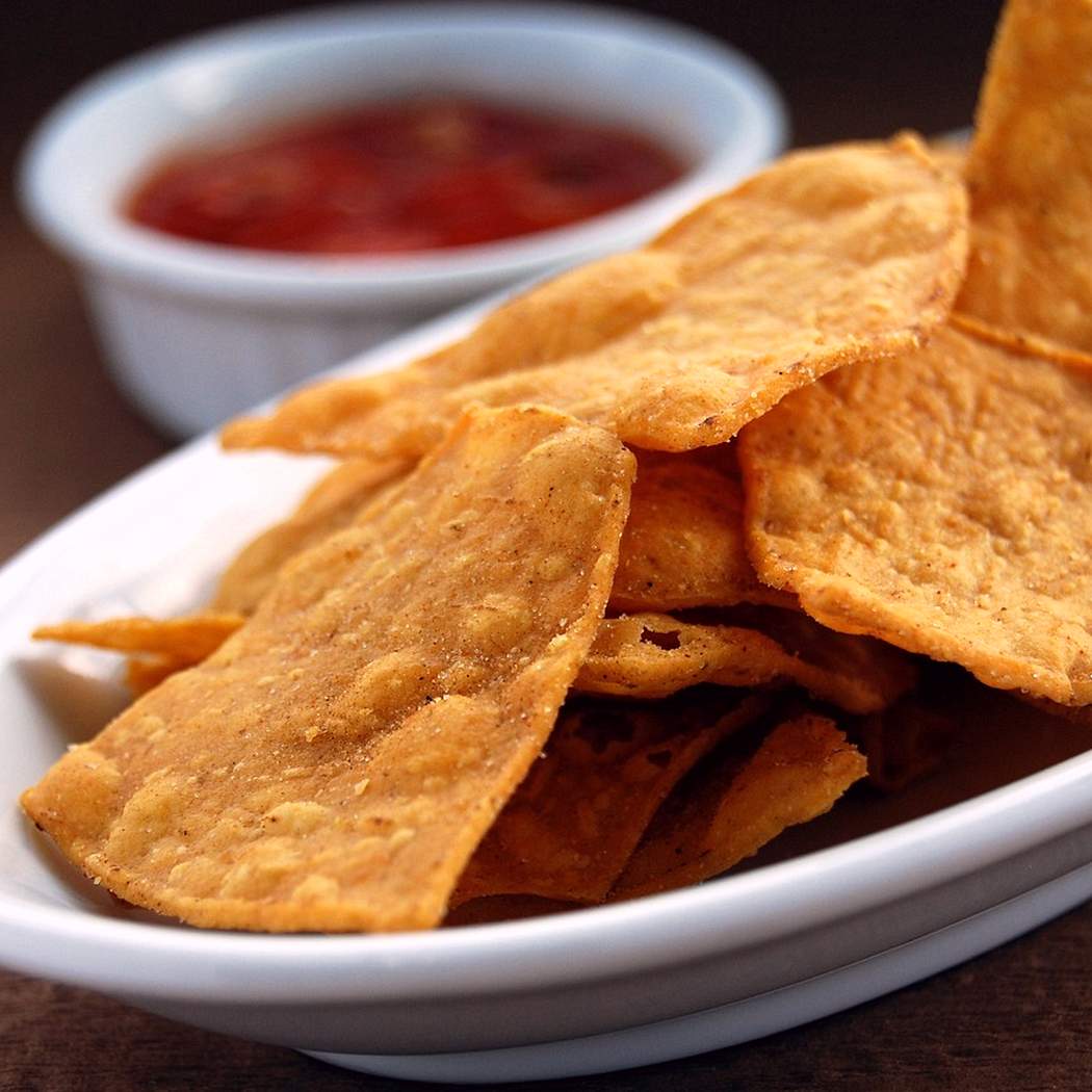 Łatwe domowe pieczone kukurydziane chipsy tortilla