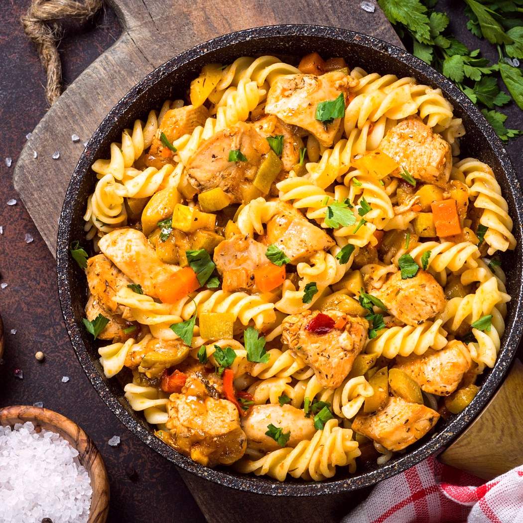 Pasta con pollo e verdure