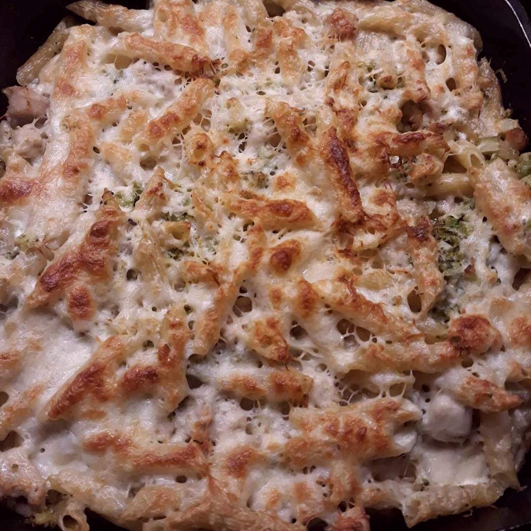 Pasta al forno con broccoli e carne di pollo