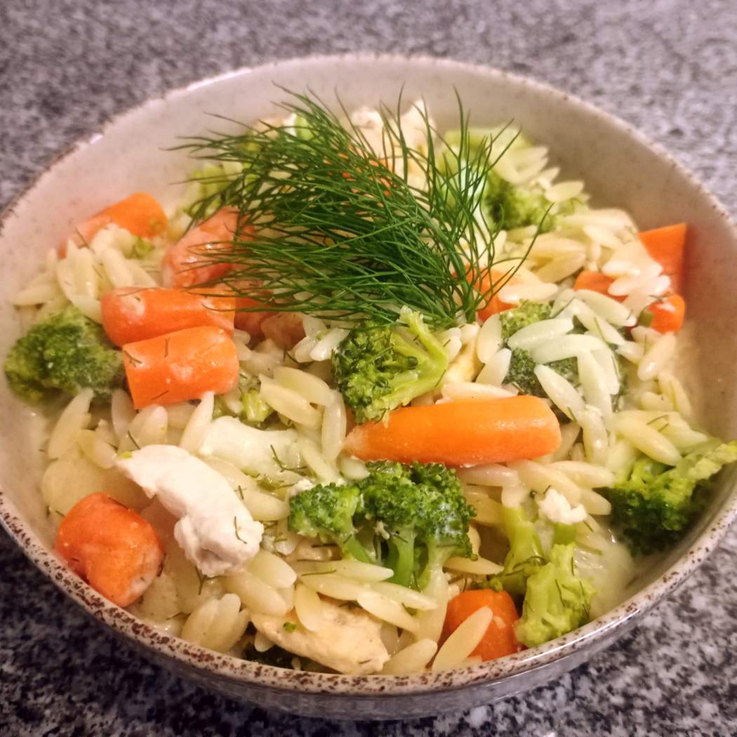 Potrawka z kurczaka, brokułem, kalafiorem i mini marchewkami