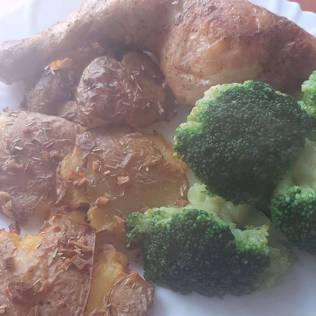 Cosce di pollo al forno con patate schiacciate