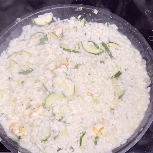 Risotto zucchine e gamberetti ricetta - procedimento 1