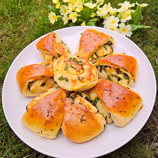 Náhľad receptu Najlepšie kysnuté trojuholníky s medvedím cesnakom .