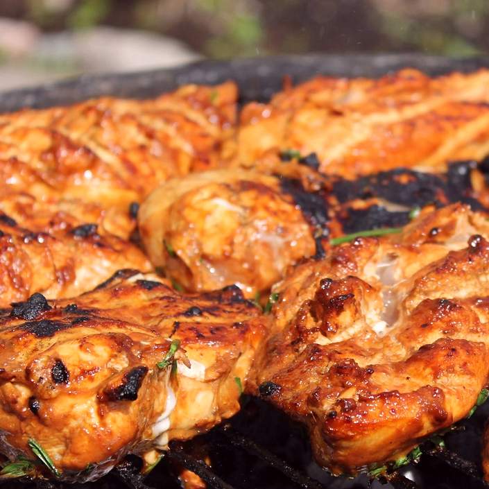 Polllo a la plancha en la salsa de aguacate refrescante