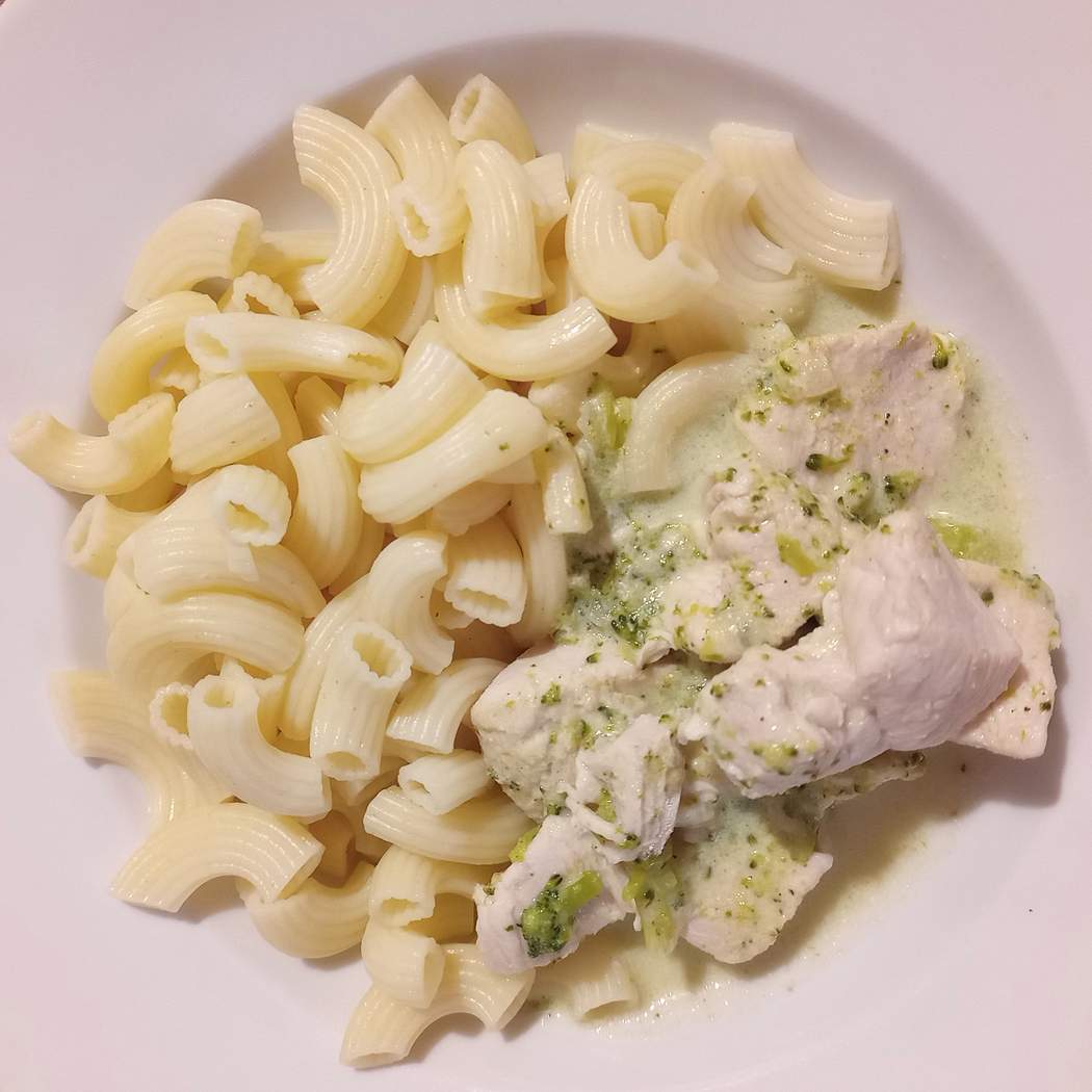 Pui cu broccoli și sos de brânză