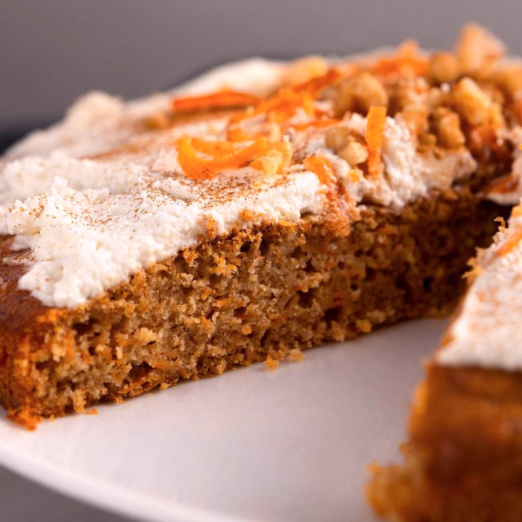 Mrkvový koláč s tvarohovým krémom a orechmi