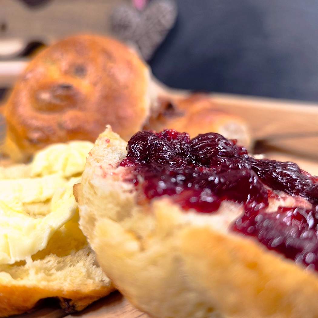 Sladké veľkonočné uzlíky. Sú naozaj chutné. Odporúčam ich vyskúšať. Recept od babičky.