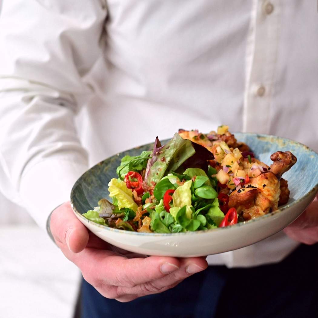 Kuřecí křidélka gochujang, ananasová salsa a svěží salát