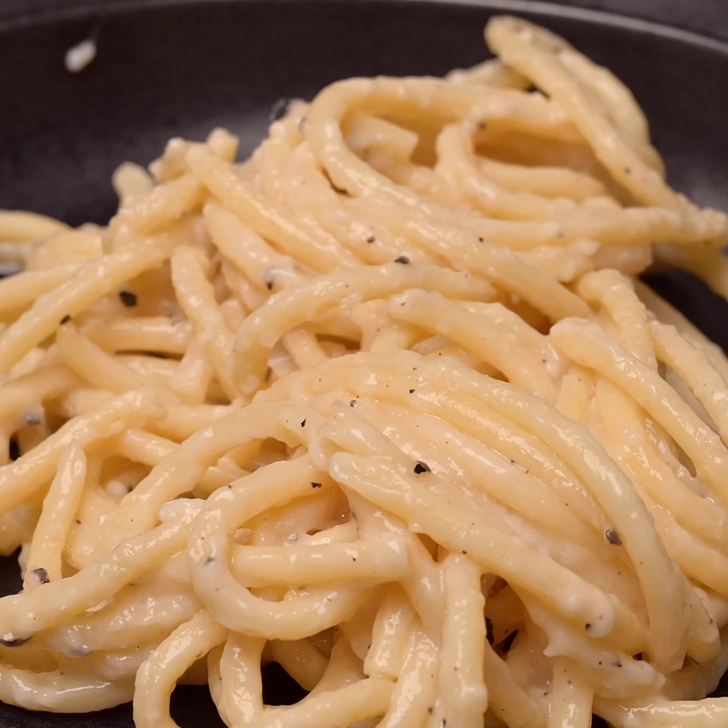 Bucatini cacio e pepe