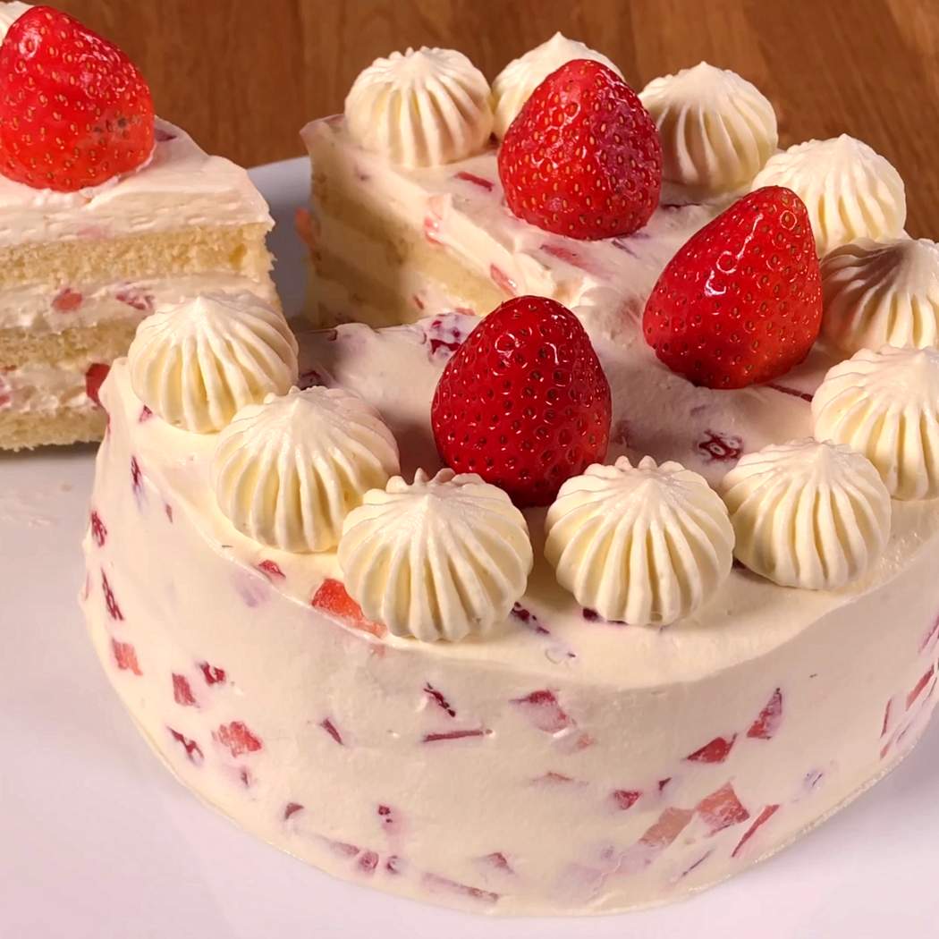 Torta pan di spagna fragole e panna