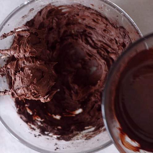Torta al cioccolato morbida e umida con cacao in polvere - procedimento 1